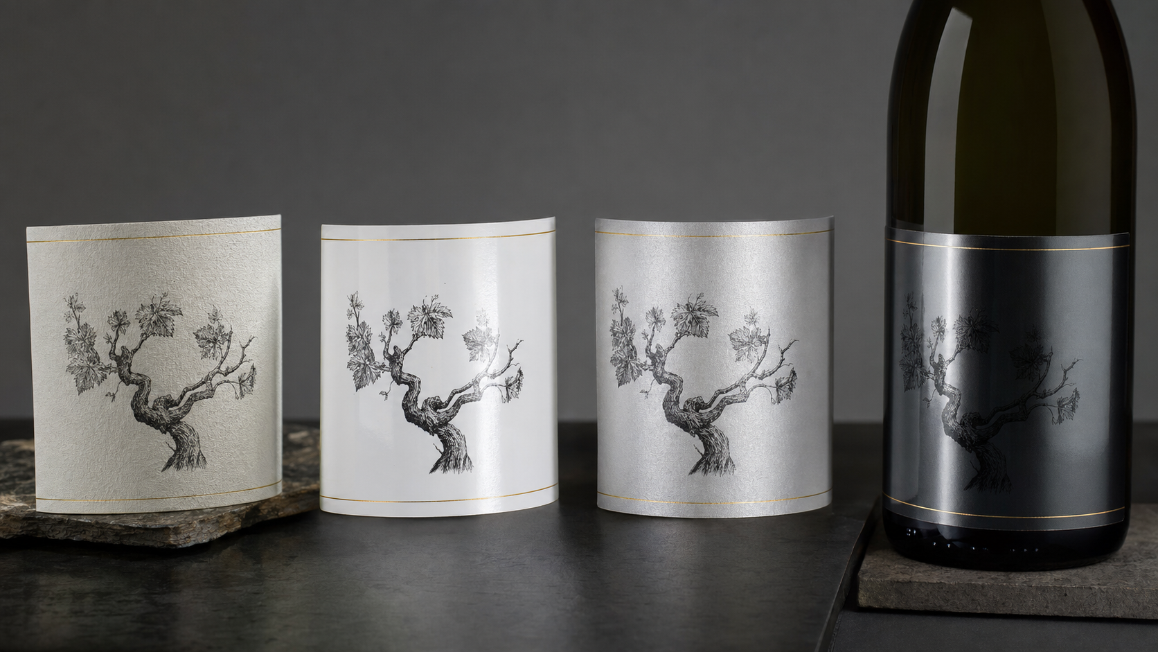 Comparação entre materiais de rótulos para vinho premium com texturas e acabamentos diferentes.