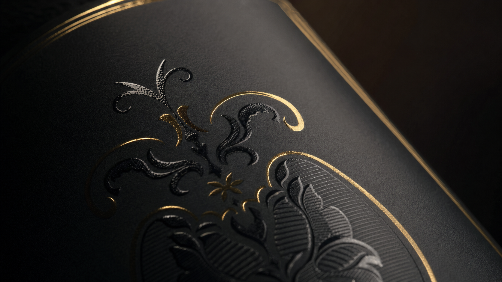 Detalhe macro de rótulo de vinho com hot stamping dourado, relevo e verniz localizado